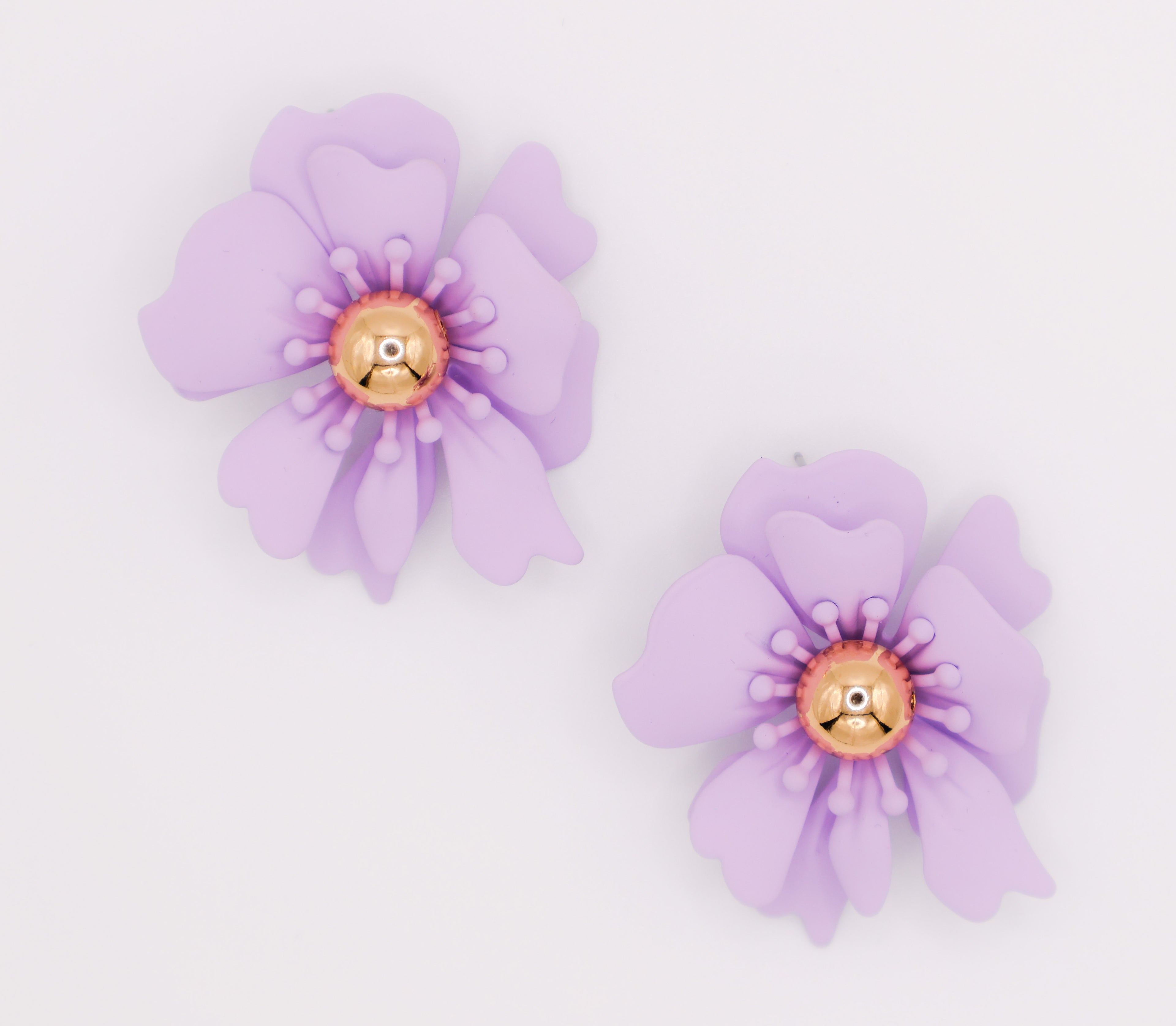 Le Réussi® Purple Petal Glisten Earrings – luxury purple floral statement earrings for women, elegant gold-accented fashion jewelry for special occasions.