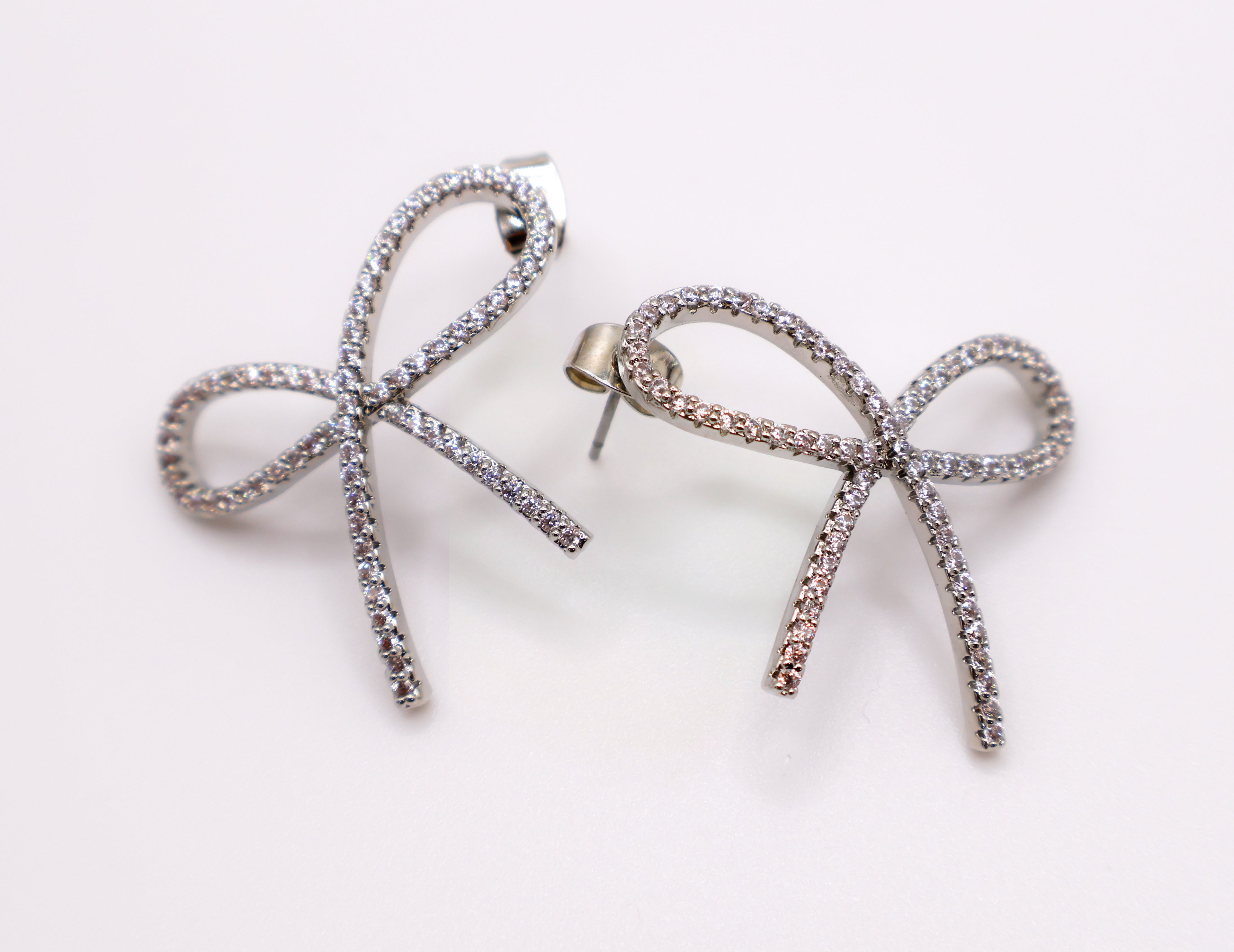 Le Réussi® Chic Bow Tie Glamour Earrings with elegant gold bow design