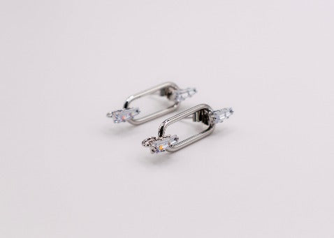 Le Réussi® Dazzling Elegance Earrings with sparkling crystal drops, perfect for luxury women’s fashion and evening wear