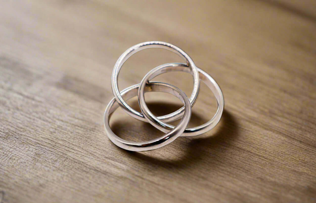 Le Réussi® Trinity Silver Linked Ring Set with elegant interlocking design