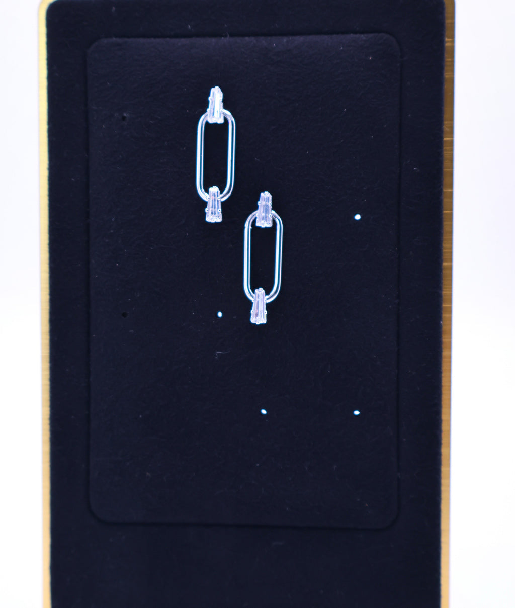 Le Réussi® Dazzling Elegance Earrings with sparkling crystal drops, perfect for luxury women’s fashion and evening wear