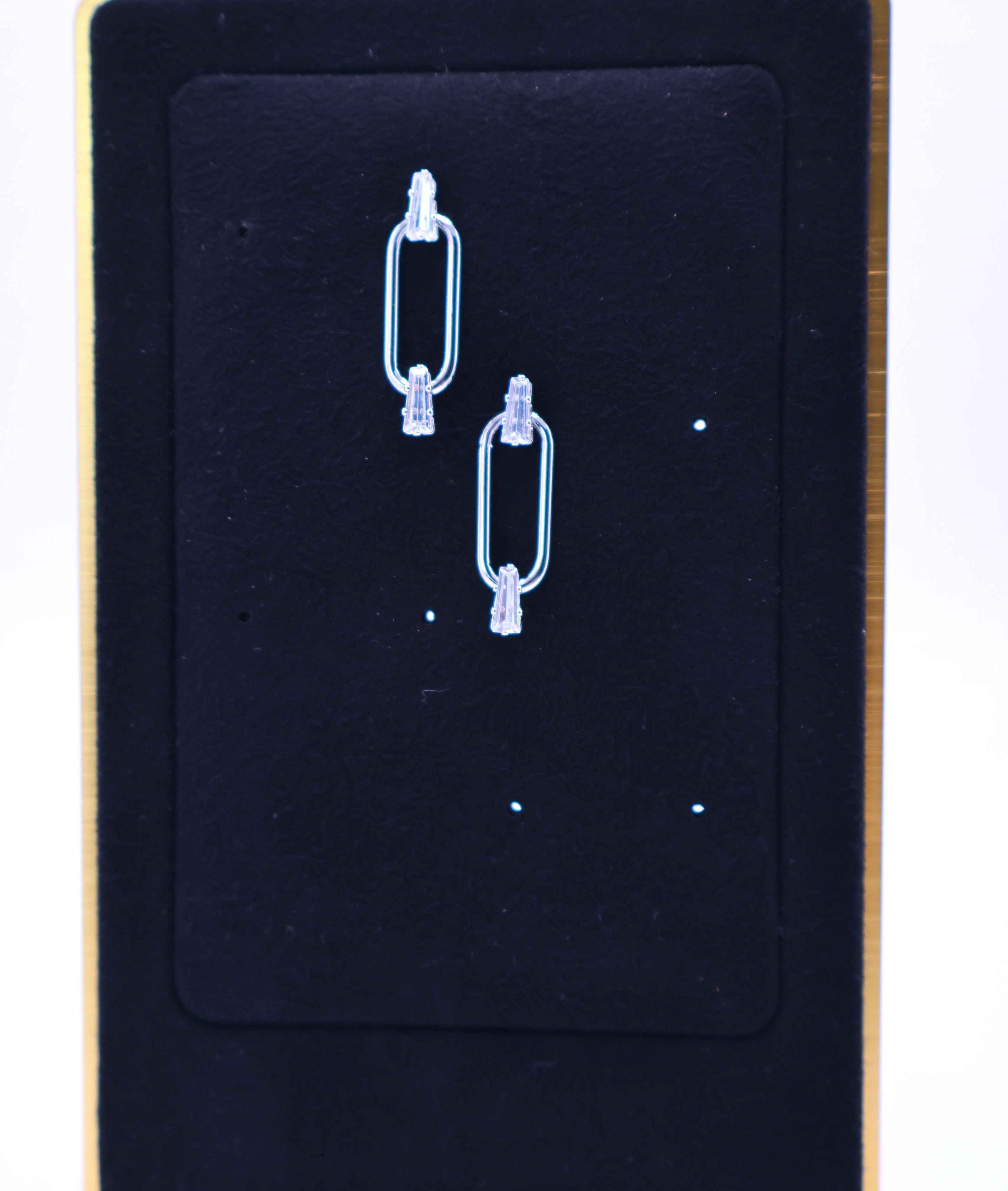 Le Réussi® Dazzling Elegance Earrings with sparkling crystal drops, perfect for luxury women’s fashion and evening wear