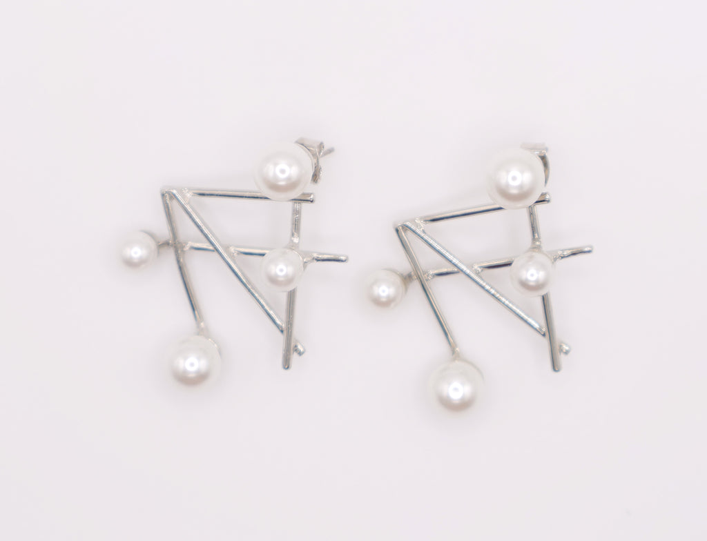 Le Réussi® Pearlescent Futurista Earrings – luxury pearl statement earrings for women, elegant fashion jewelry for special occasions and evening looks.