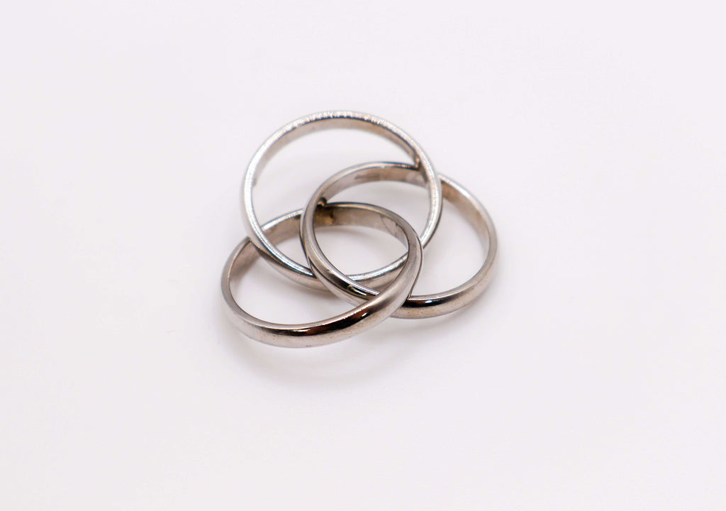 Le Réussi® Trinity Silver Linked Ring Set with elegant interlocking design