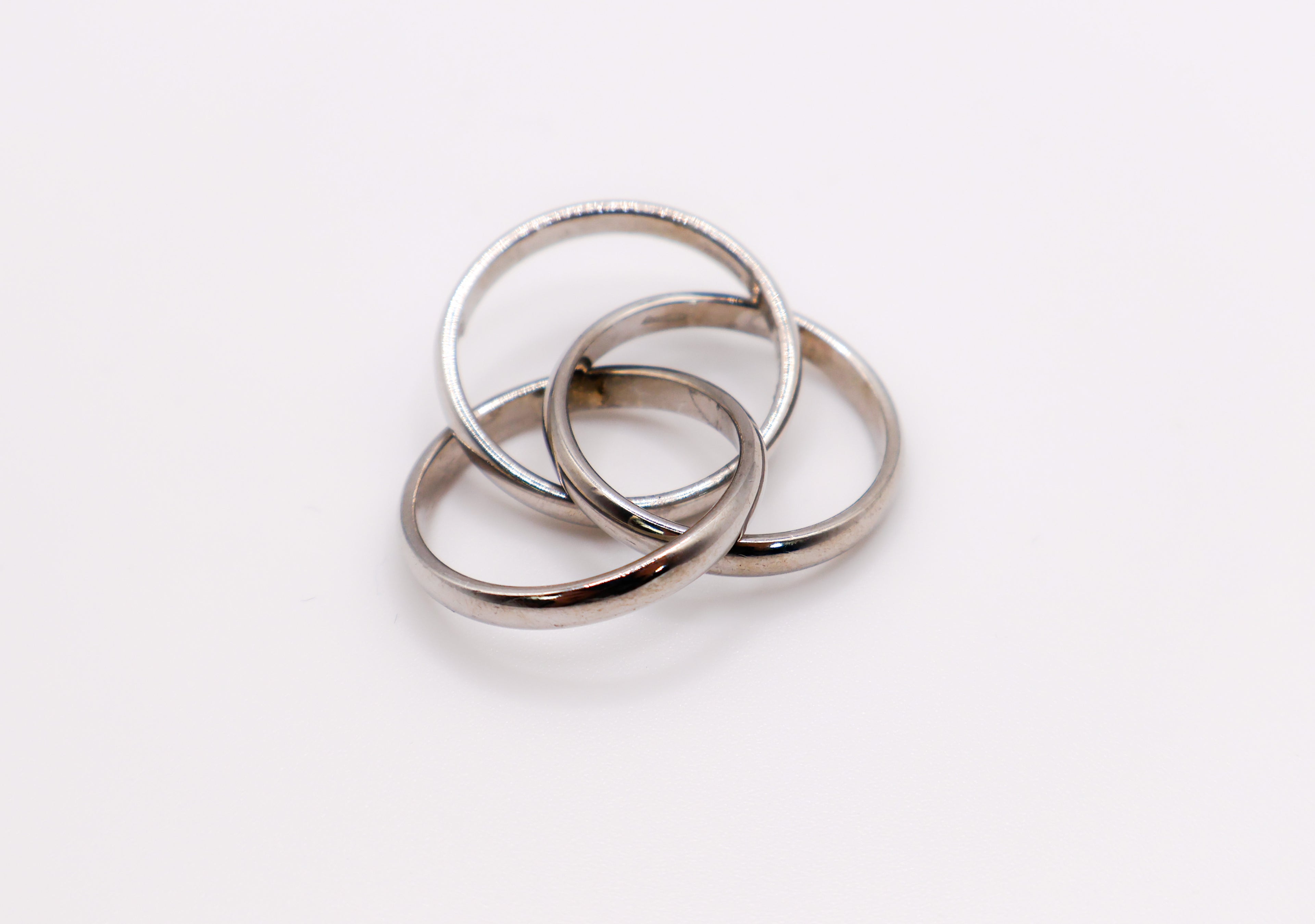 Le Réussi® Trinity Silver Linked Ring Set with elegant interlocking design