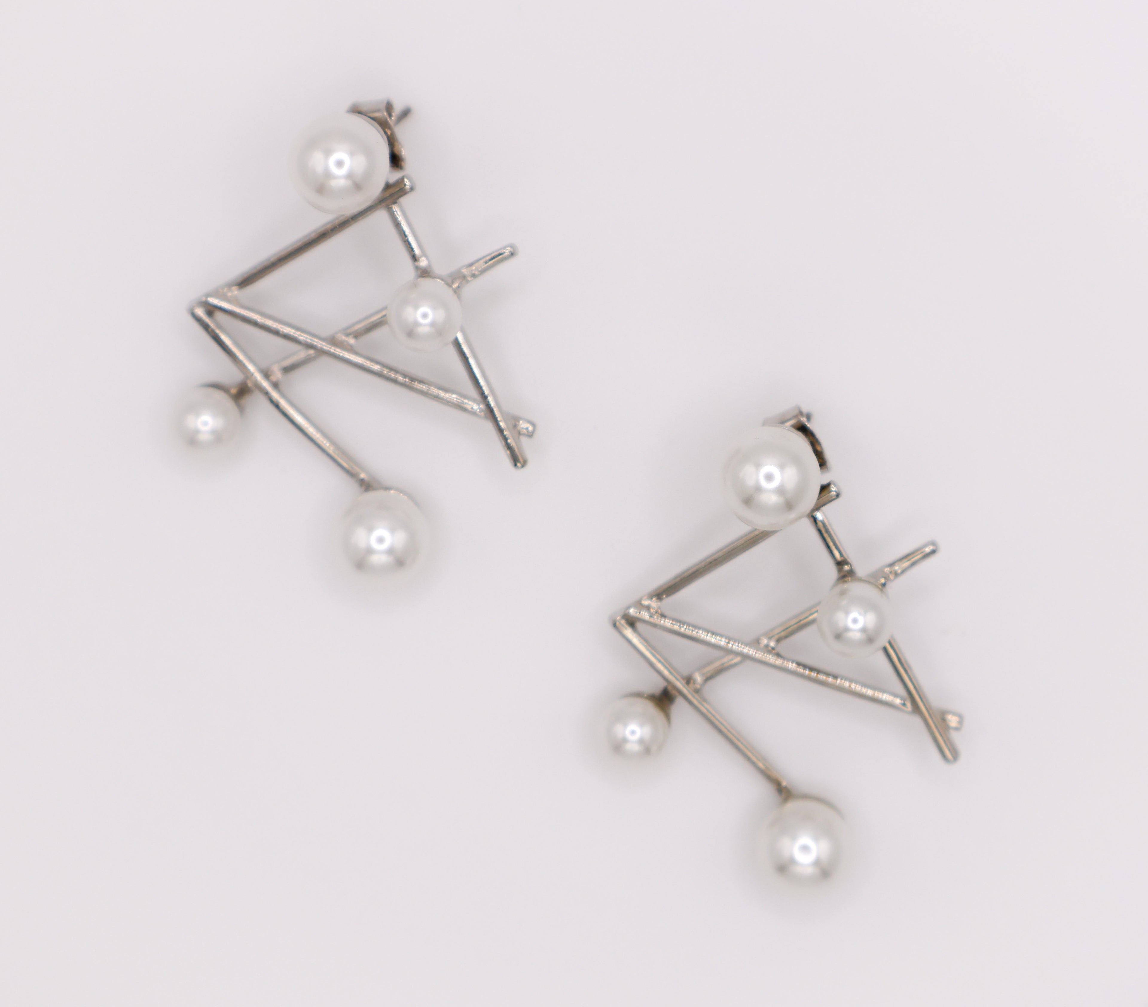 Le Réussi® Pearlescent Futurista Earrings – luxury pearl statement earrings for women, elegant fashion jewelry for special occasions and evening looks.