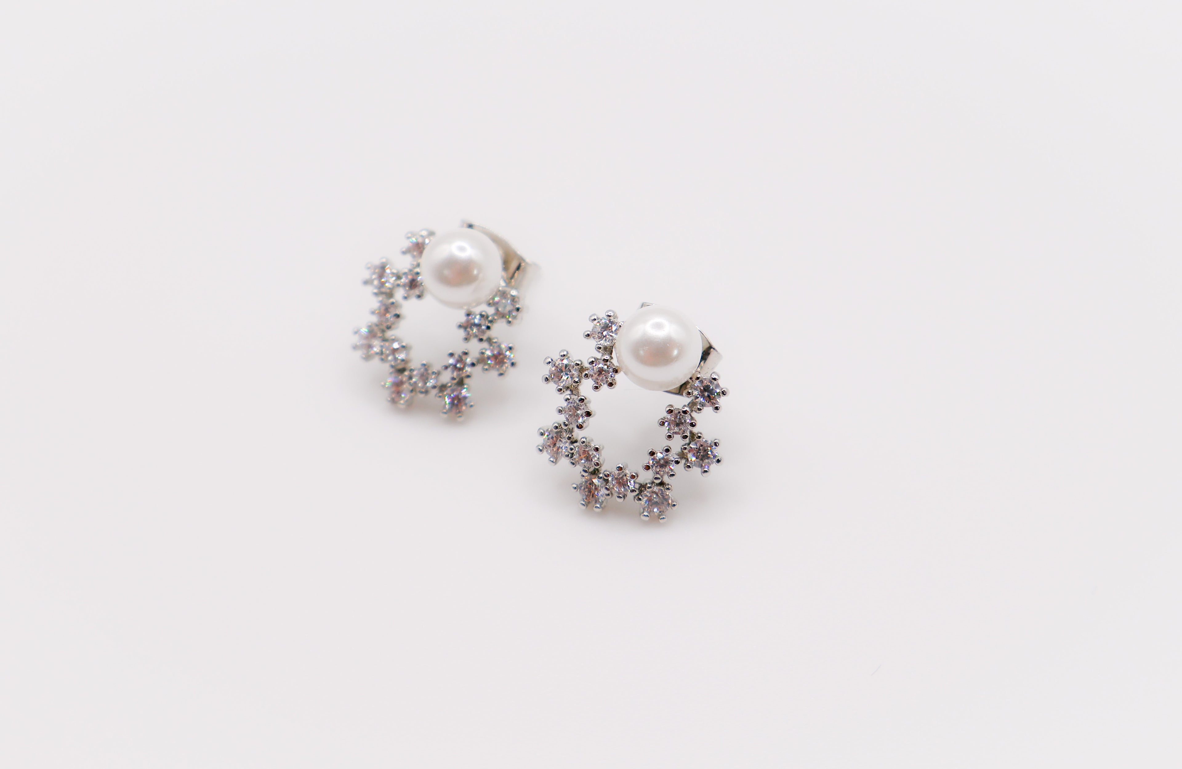 Pearlescent Elegance White Gold Earrings – elegant pearl-inspired earrings for women, luxurious statement jewelry