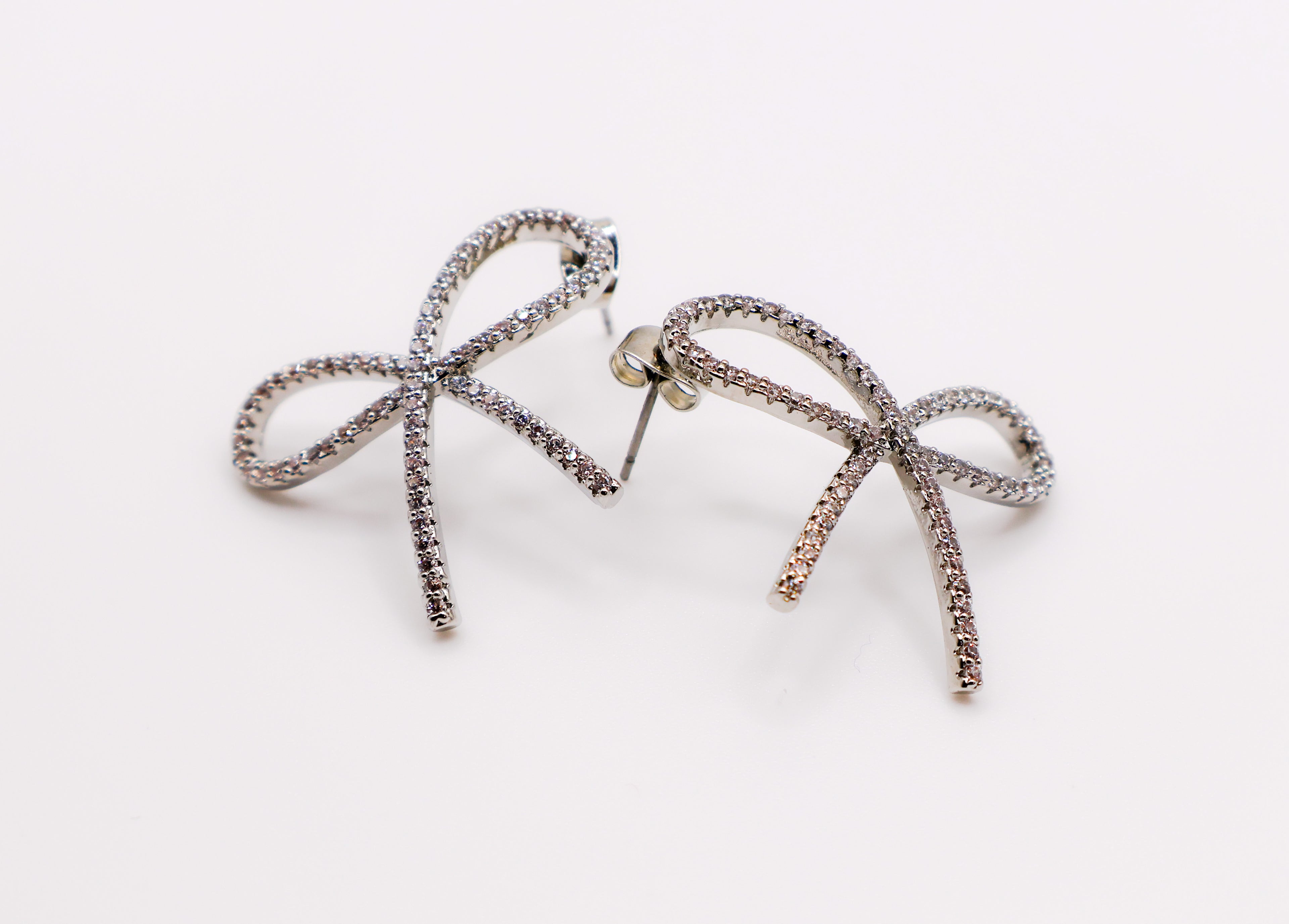 Le Réussi® Chic Bow Tie Glamour Earrings with elegant gold bow design