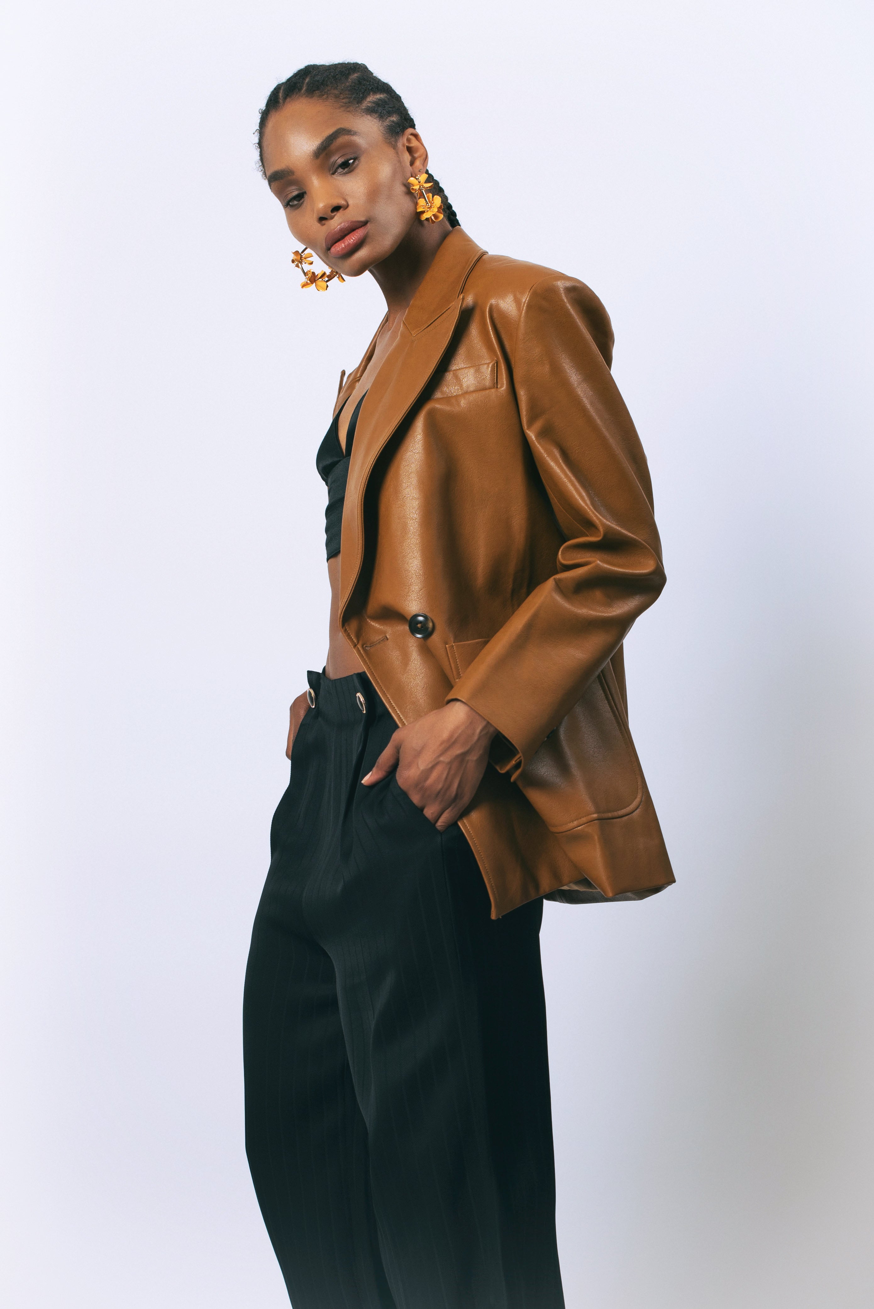 Le reusi Fashion-Cocoa Couture Blazer,Crafted from vegan leather, this oversized brown blazer exudes luxury and sophistication