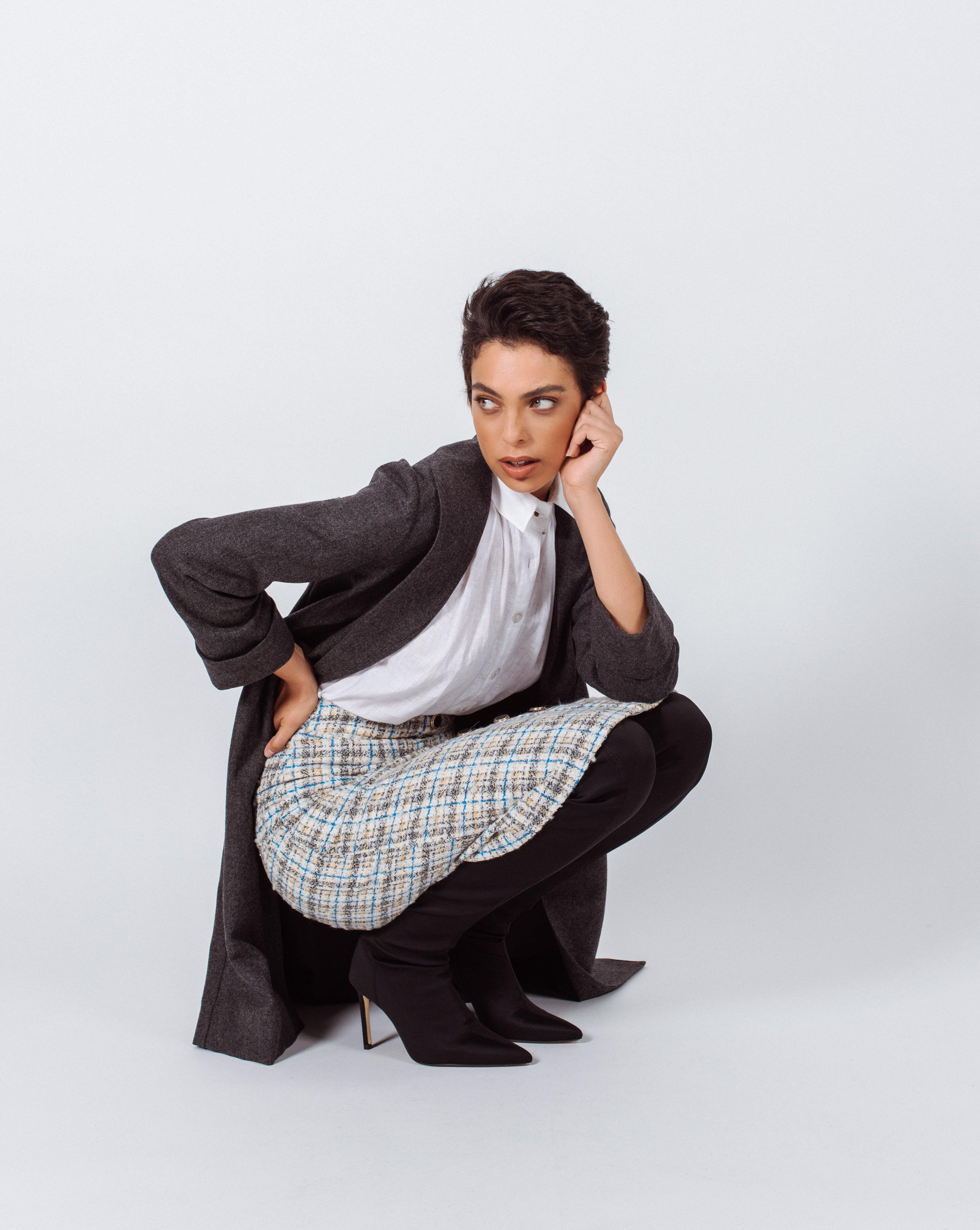 Le Réussi® Fashion - Luxurious Gray Worsted Flannel Long Trench Coat Timeless Elegance in Every Detail.