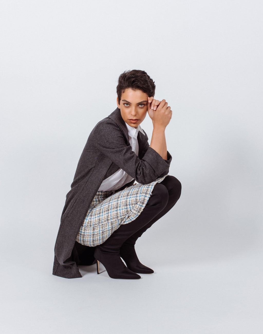 Le Réussi® Fashion - Luxurious Gray Worsted Flannel Long Trench Coat Timeless Elegance in Every Detail.