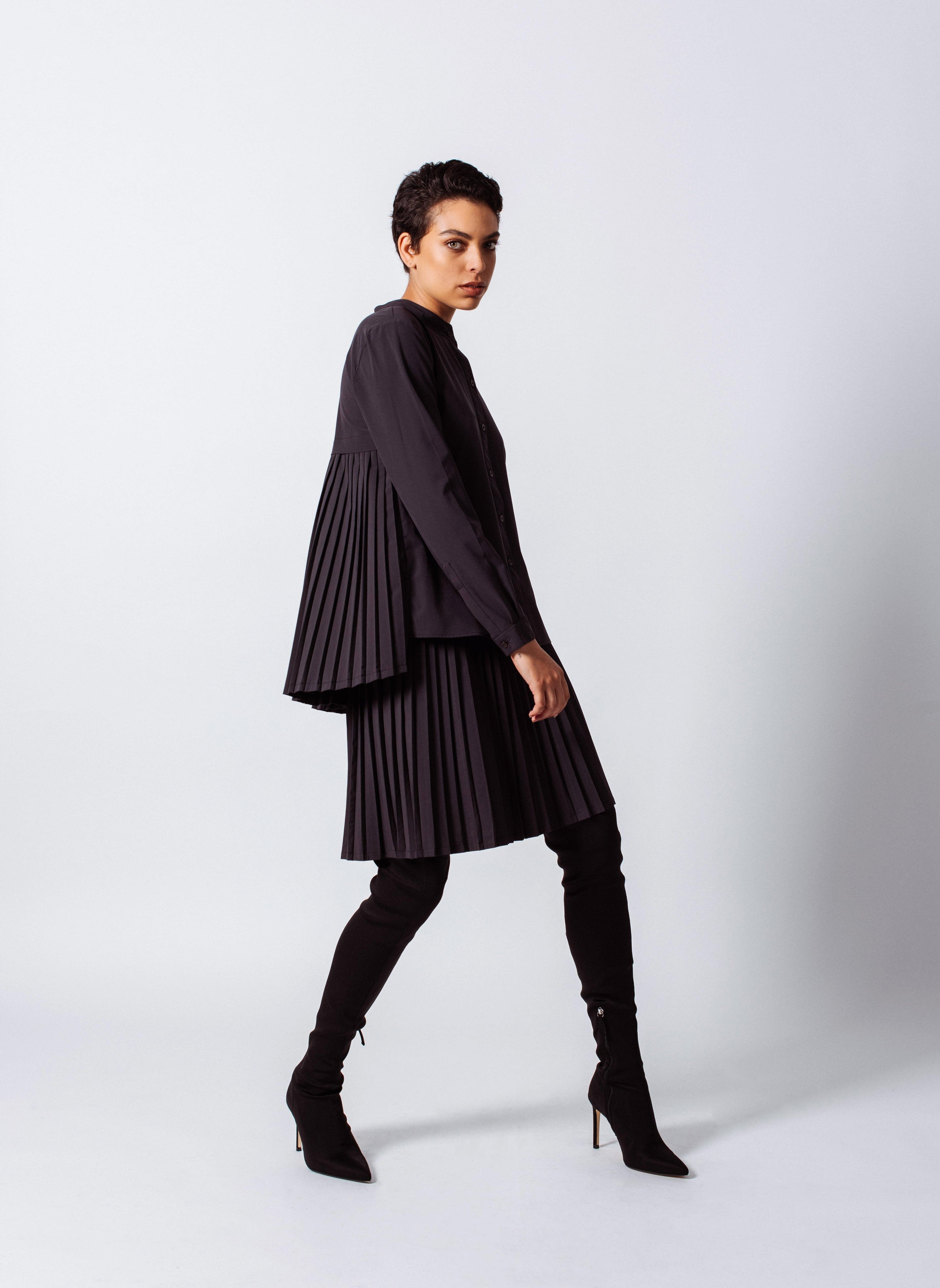 Le Réussi® Fashion - Luxe Black Pleated Skirt effortless sophistication with a touch of luxury.