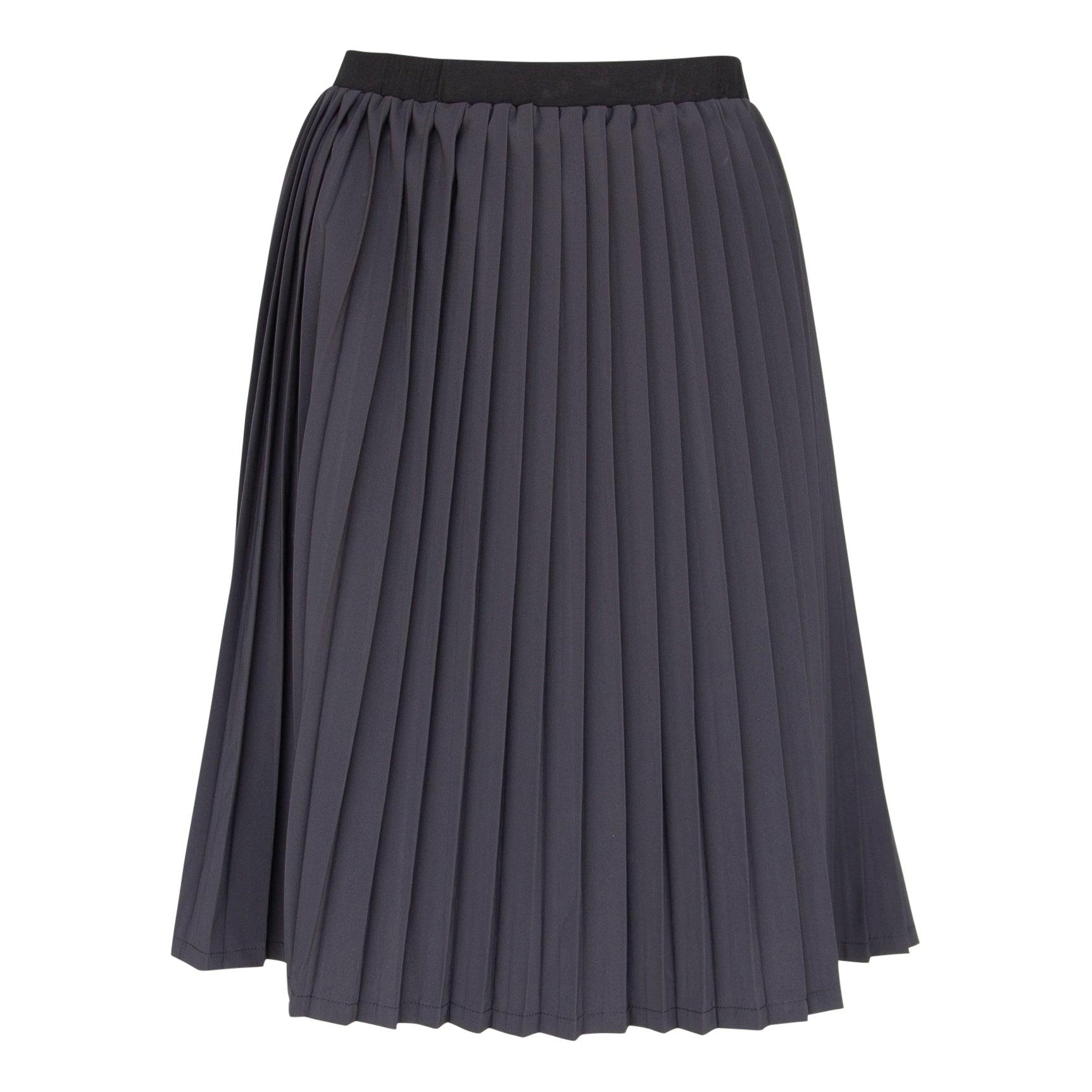 Le Réussi® Fashion - Luxe Black Pleated Skirt effortless sophistication with a touch of luxury.