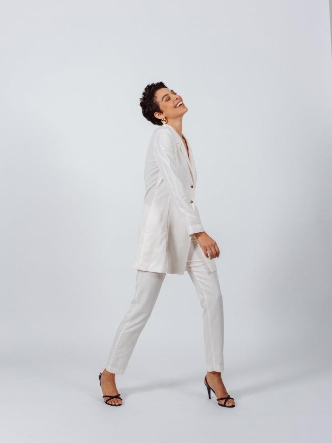 Le Réussi® - White Linen Tailoring Slim Pants luxury tailoring meets effortless sophistication.