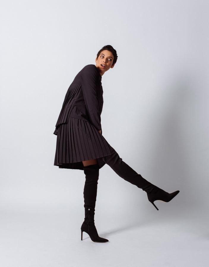 Le Réussi® Fashion - Luxe Black Pleated Skirt effortless sophistication with a touch of luxury.