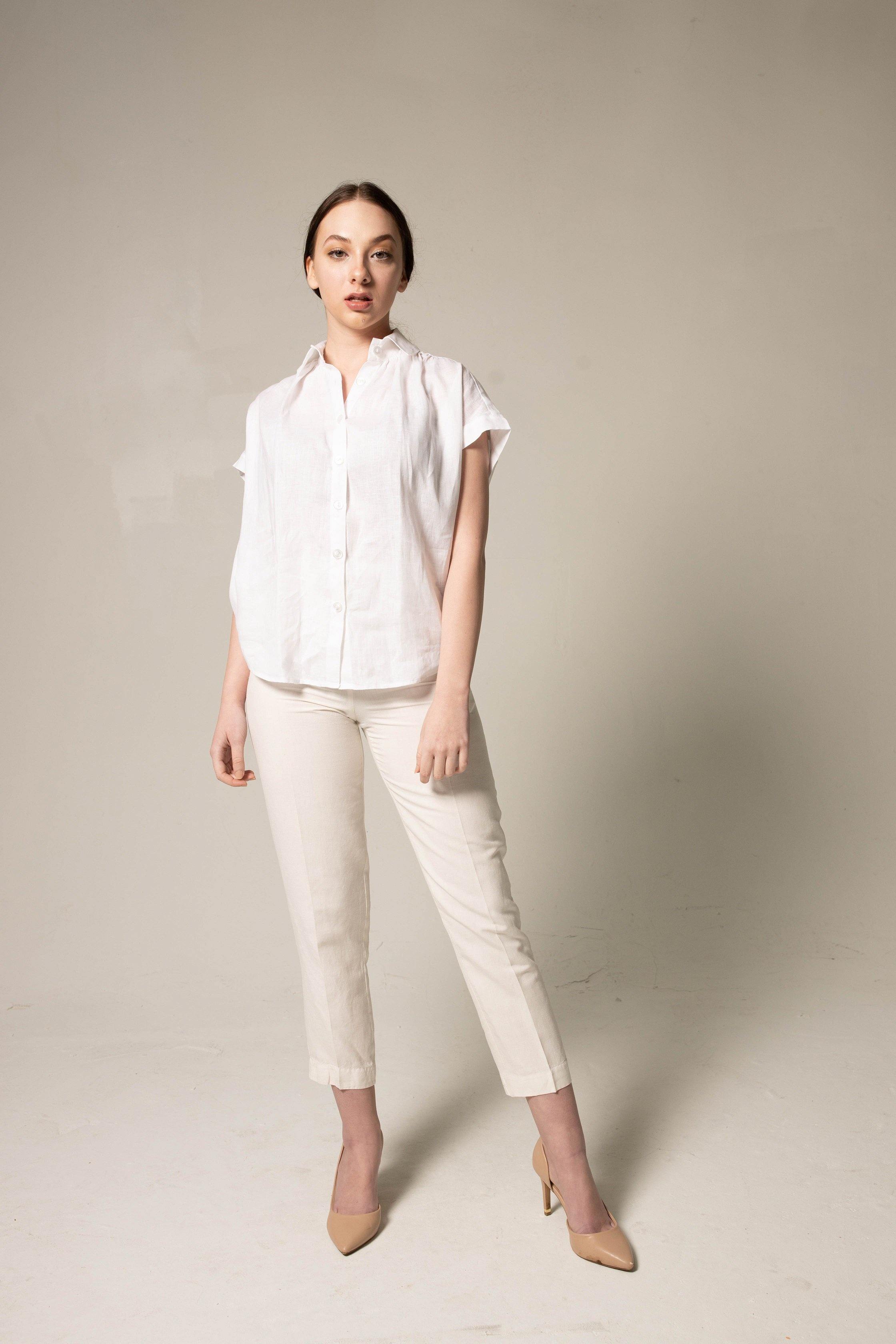 Le Réussi® Fashion - Women's Gather Collar Shirt in White a statement of luxury, elegance, and timeless sophistication.