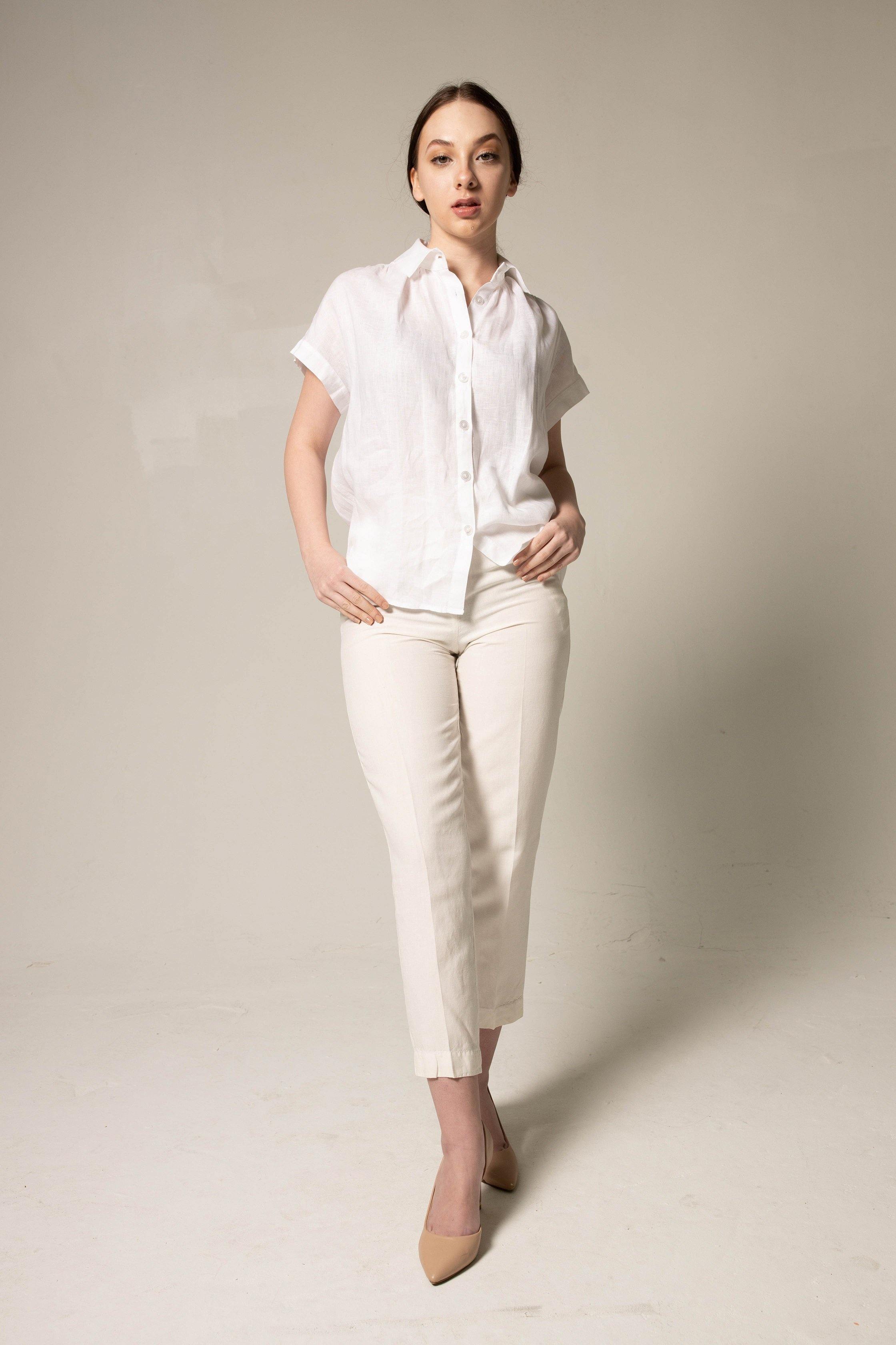 Le Réussi® Fashion - Women's Gather Collar Shirt in White a statement of luxury, elegance, and timeless sophistication.