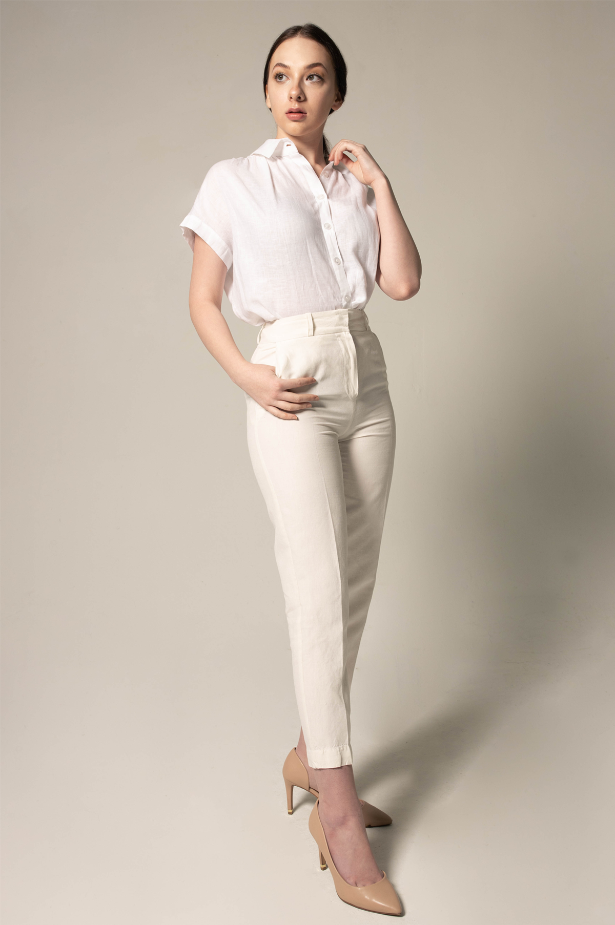 Le Réussi® Fashion - Women's Gather Collar Shirt in White a statement of luxury, elegance, and timeless sophistication.