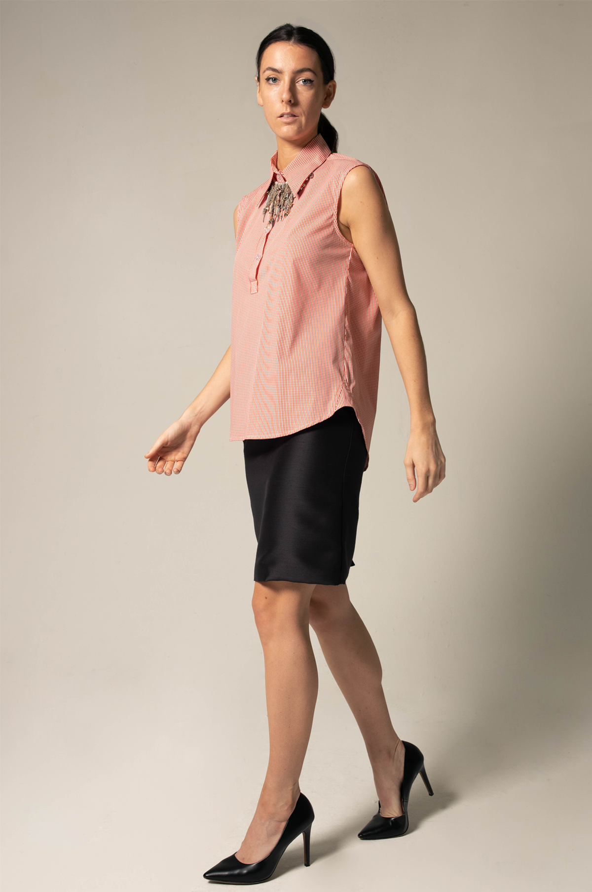 Le Réussi® Fashion - Italian Cotton Orange Sleeveless Top A Luxurious Blend of Vibrance and Sophistication.