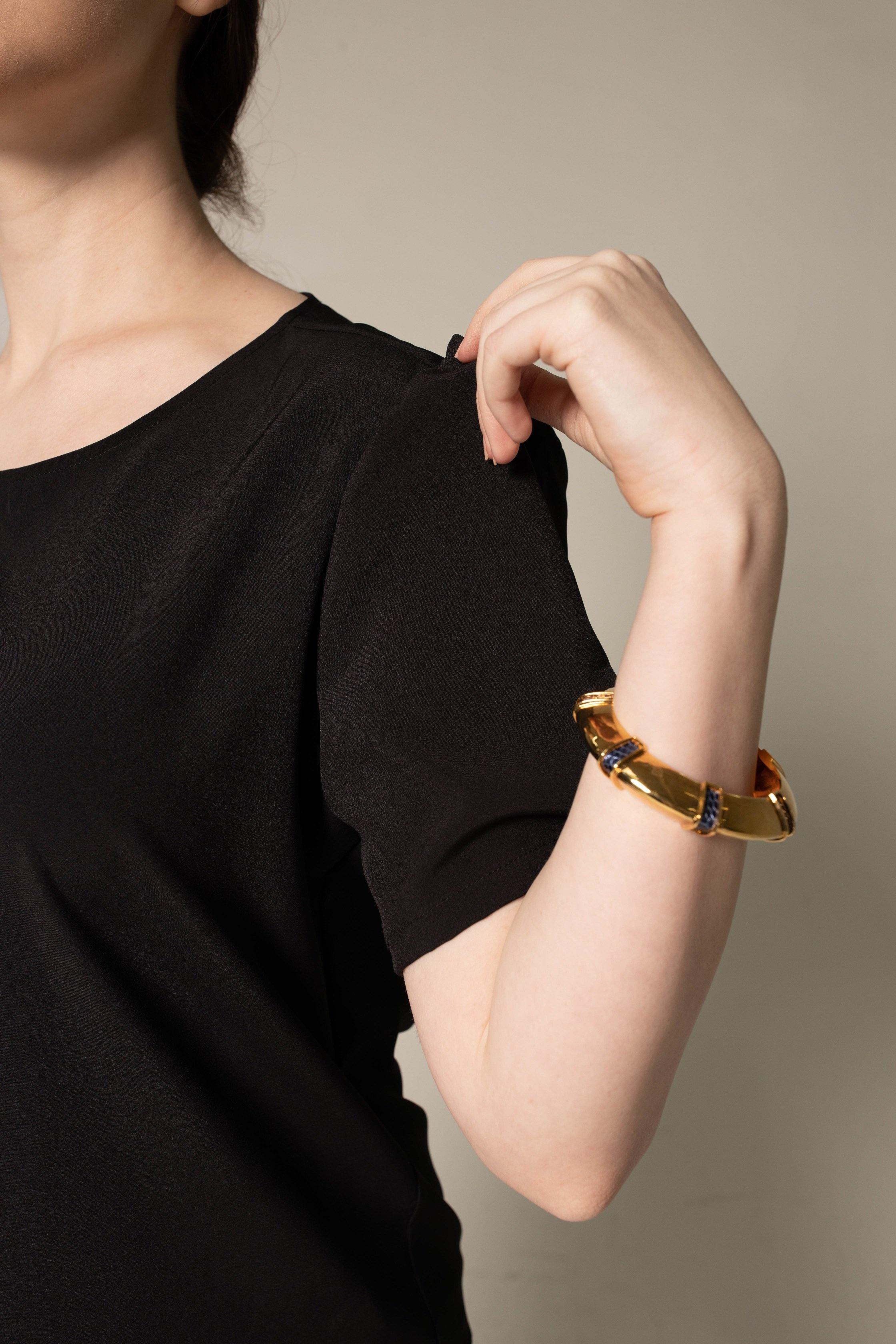 Le Réussi® - Elegance Round Neck Blouse in Black timeless luxury with effortless sophistication.