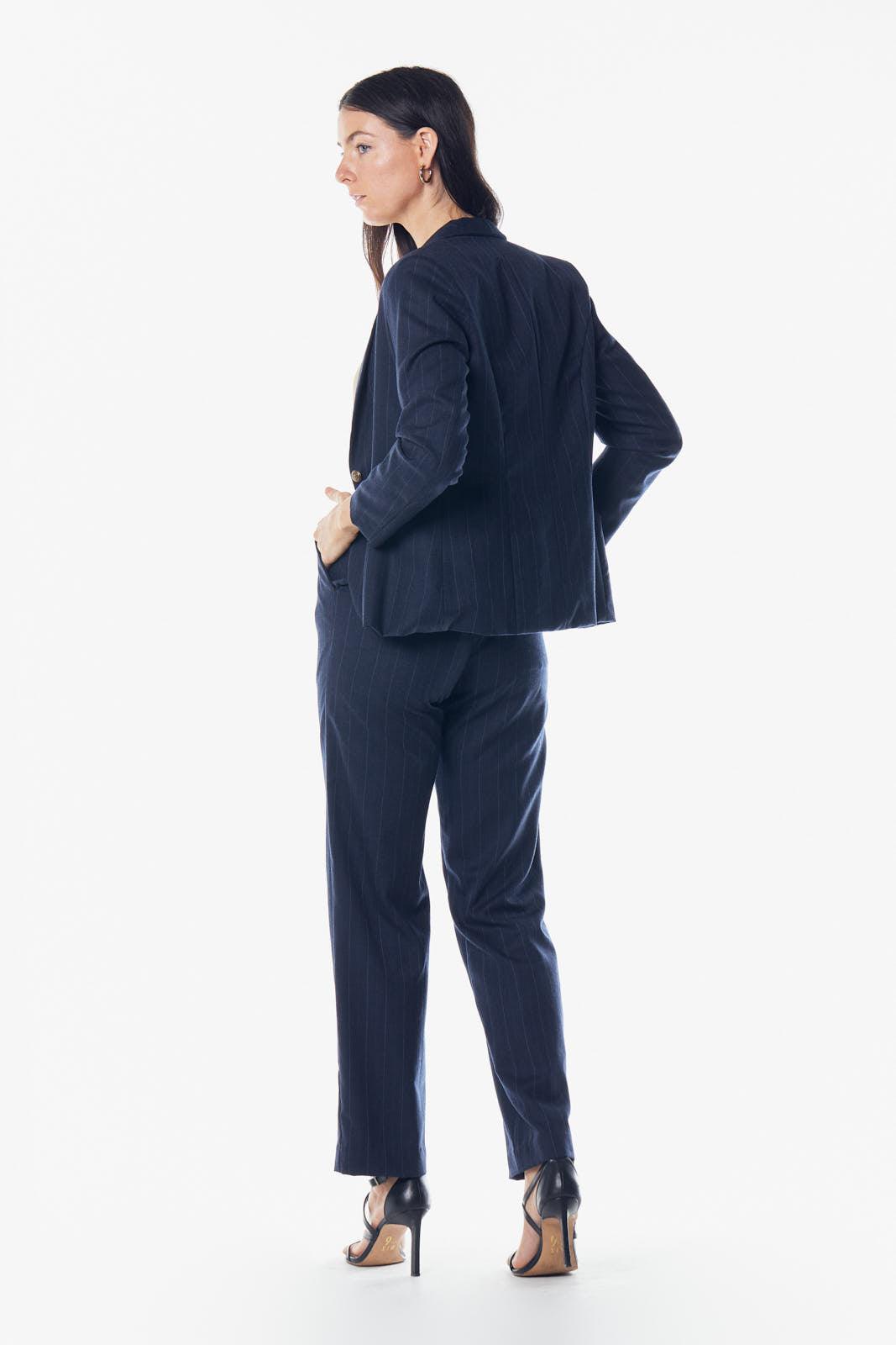 Le Réussi® Fashion- Women's Classic Blazer/Suit in Italian Wool – A Luxurious Masterpiece of Elegance and Craftsmanship.