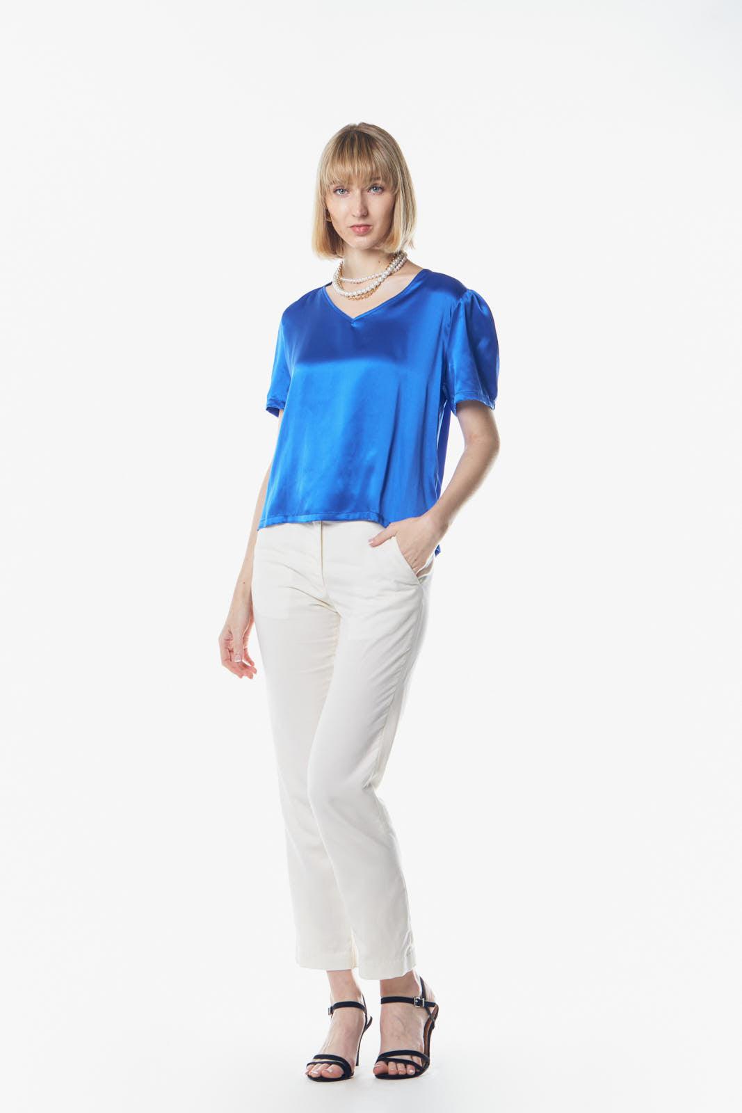 Le Réussi® Fashion - Shining V-Neck Blouse in Blue A Luxurious Touch of Elegance and Radiance.