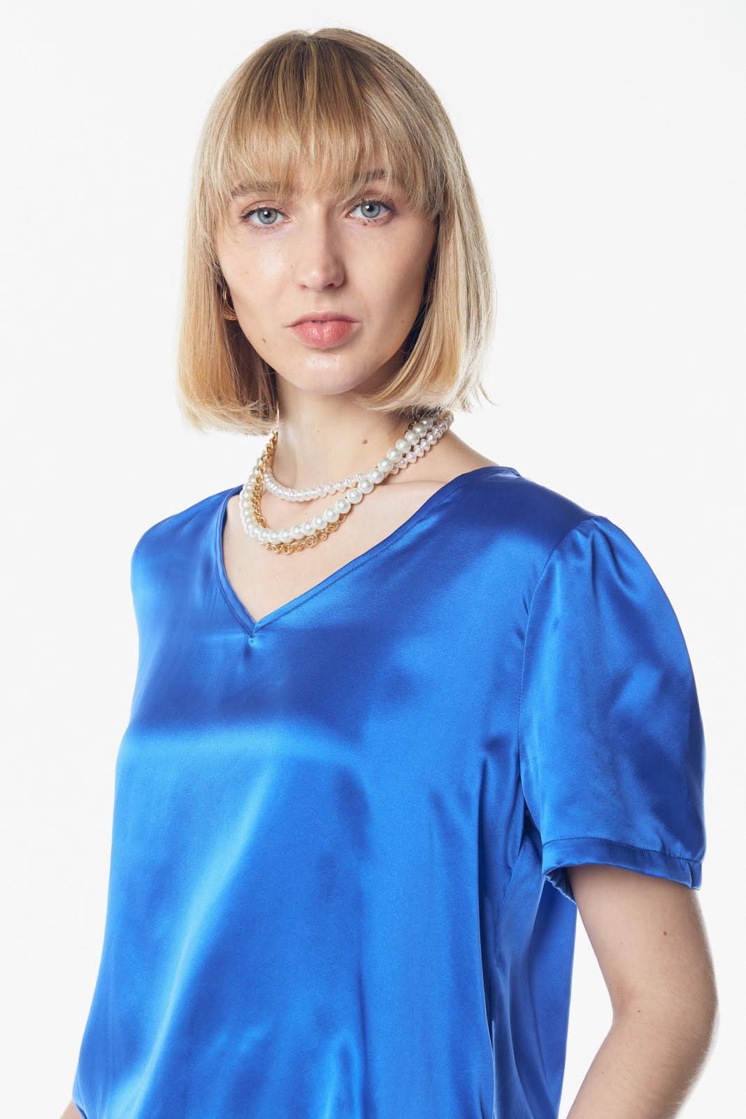 Le Réussi® Fashion - Shining V-Neck Blouse in Blue A Luxurious Touch of Elegance and Radiance.