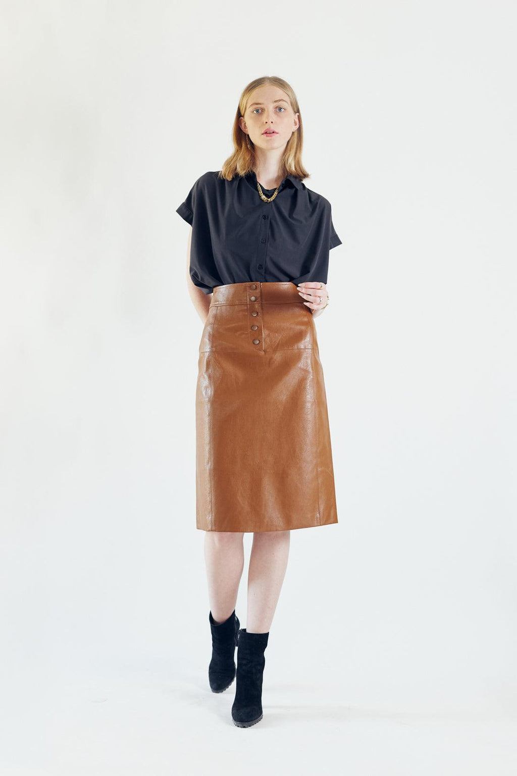 Le Réussi® Glossy Brown Vegan Leather Pencil Skirt A Luxurious Statement of Elegance and Edge.