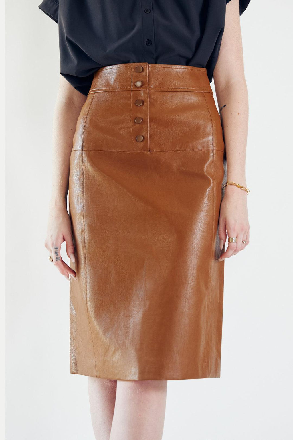 Le Réussi® Glossy Brown Vegan Leather Pencil Skirt A Luxurious Statement of Elegance and Edge.