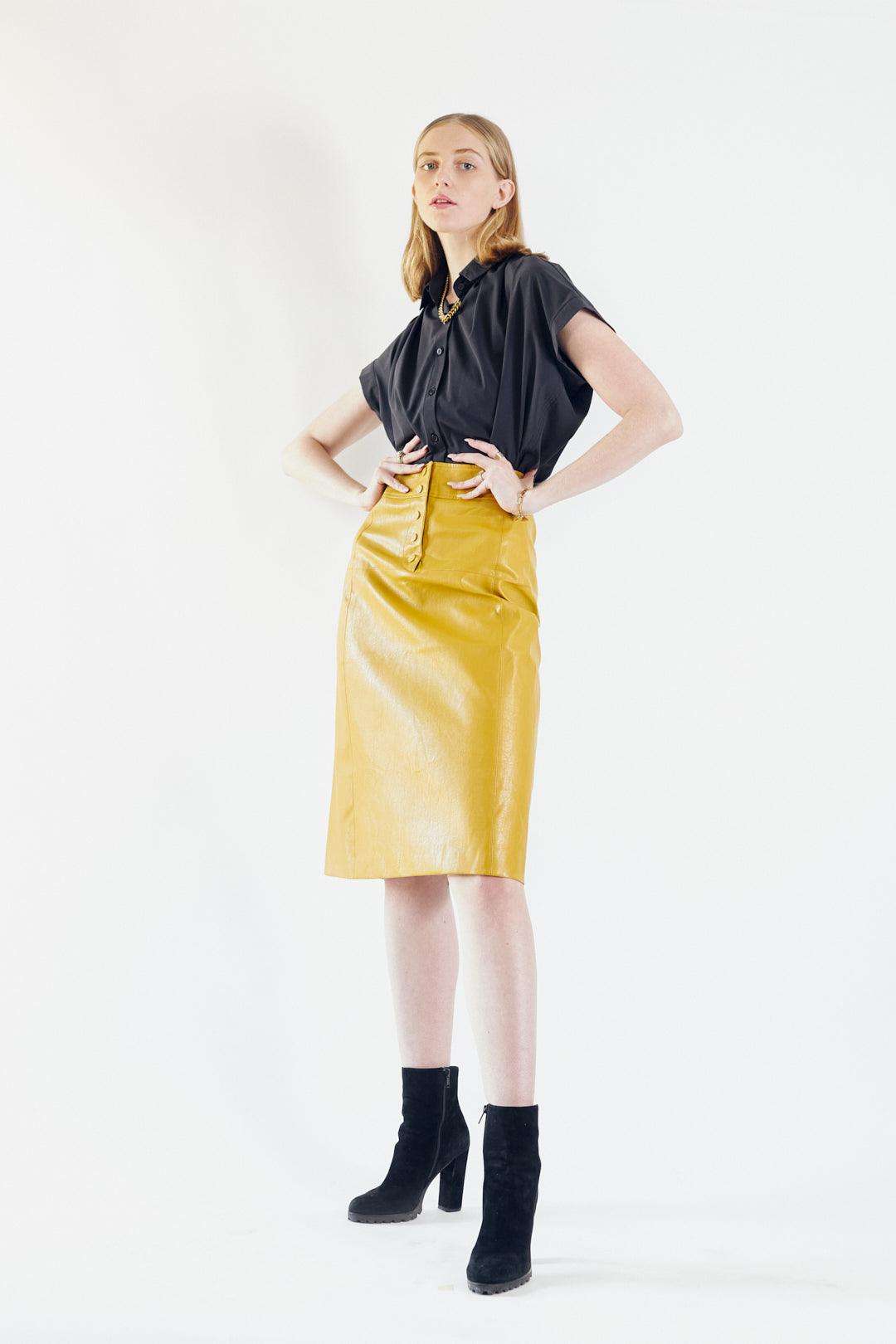 Le Réussi® Fashion - Glossy Vegan Leather Pencil Skirt A Luxurious Blend of Edge and Sophistication.