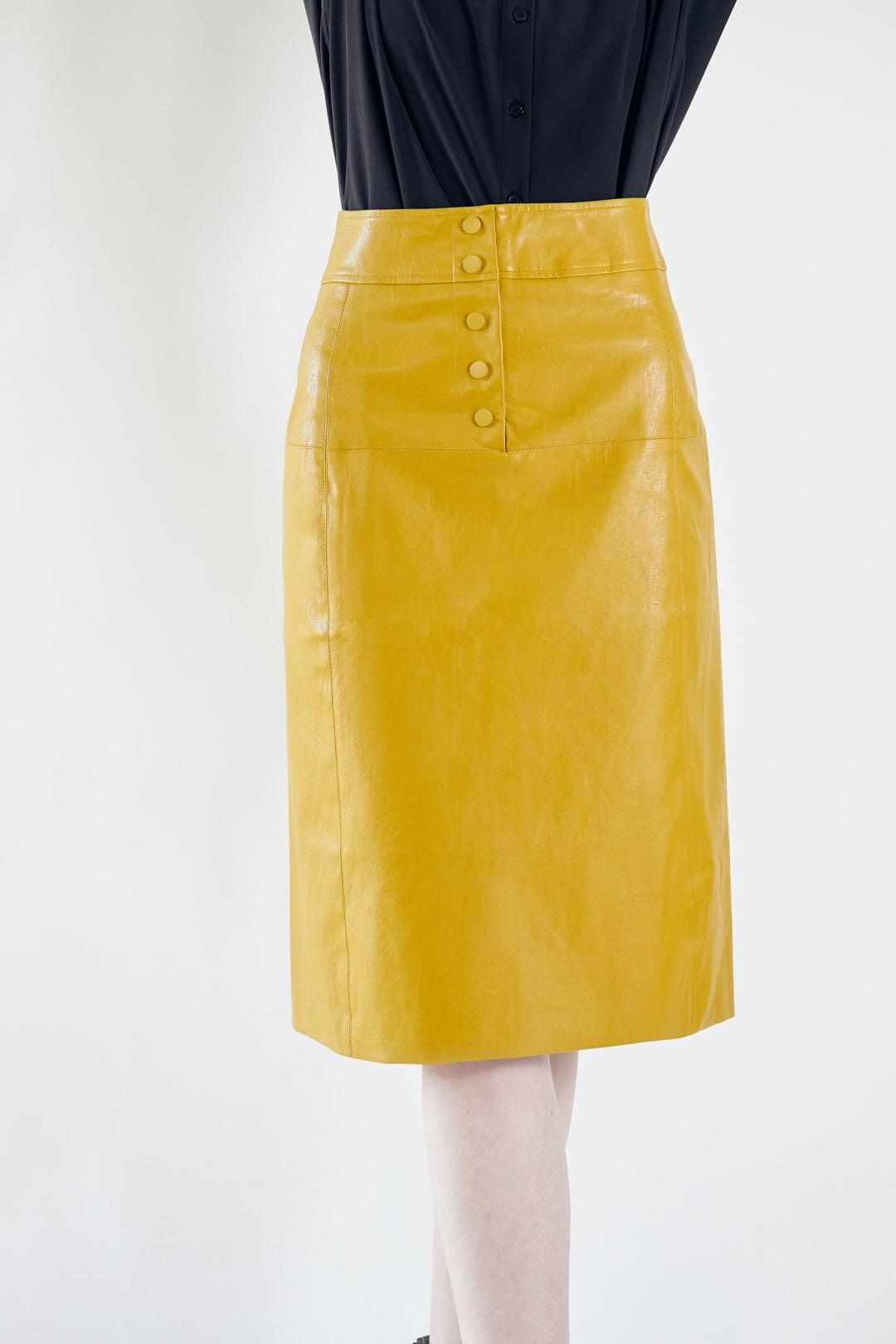 Le Réussi® Fashion - Glossy Vegan Leather Pencil Skirt A Luxurious Blend of Edge and Sophistication.