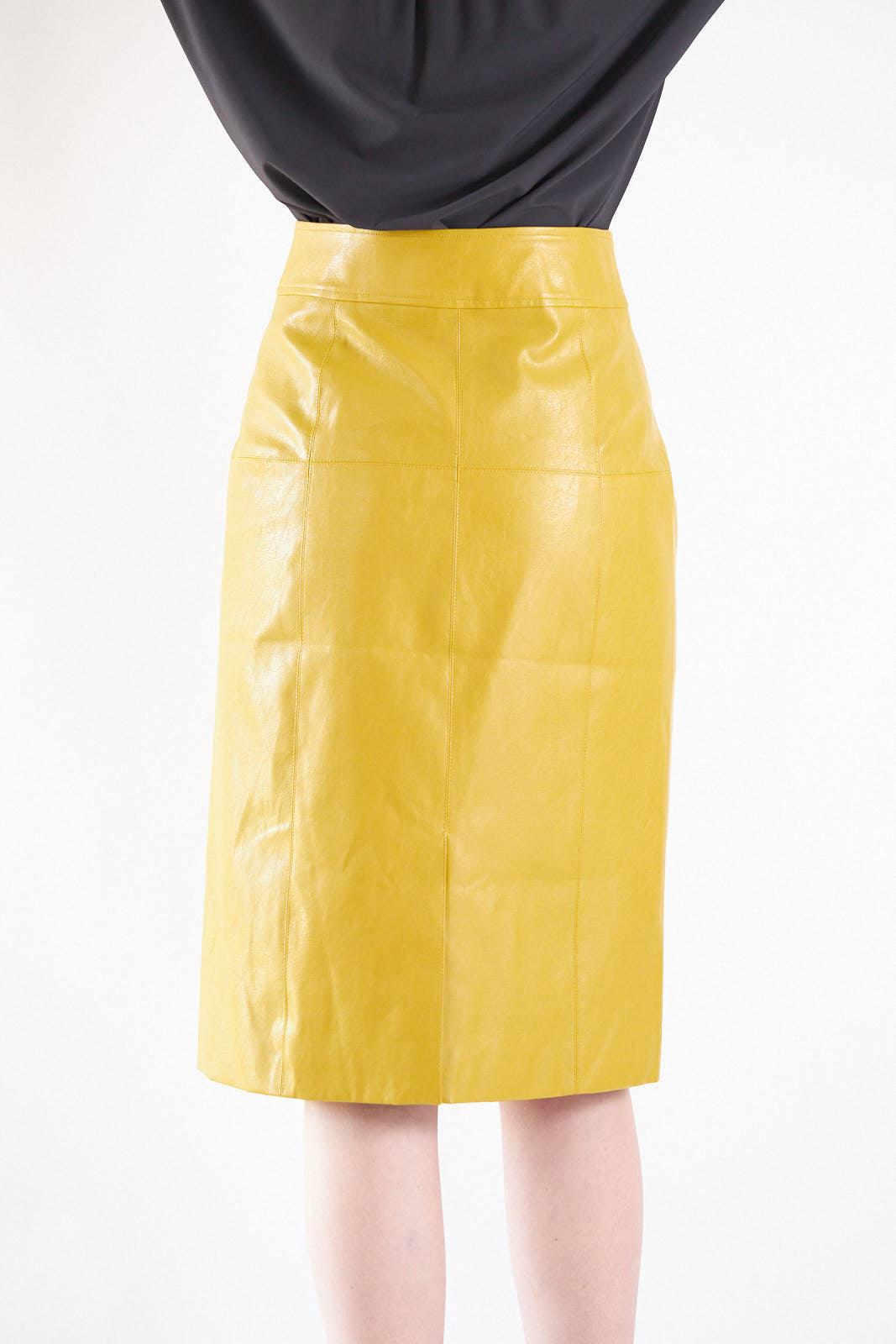 Le Réussi® Fashion - Glossy Vegan Leather Pencil Skirt A Luxurious Blend of Edge and Sophistication.