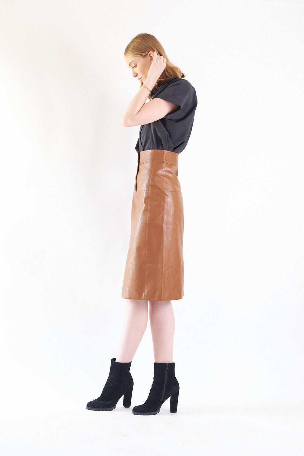 Le Réussi® Glossy Brown Vegan Leather Pencil Skirt A Luxurious Statement of Elegance and Edge.
