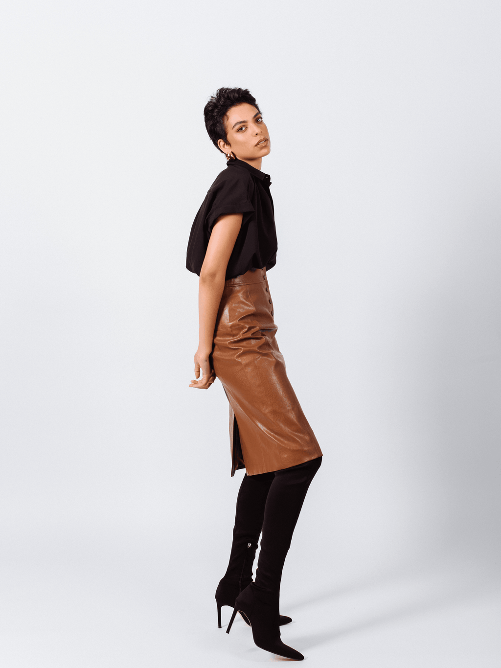 Le Réussi® Glossy Brown Vegan Leather Pencil Skirt A Luxurious Statement of Elegance and Edge.