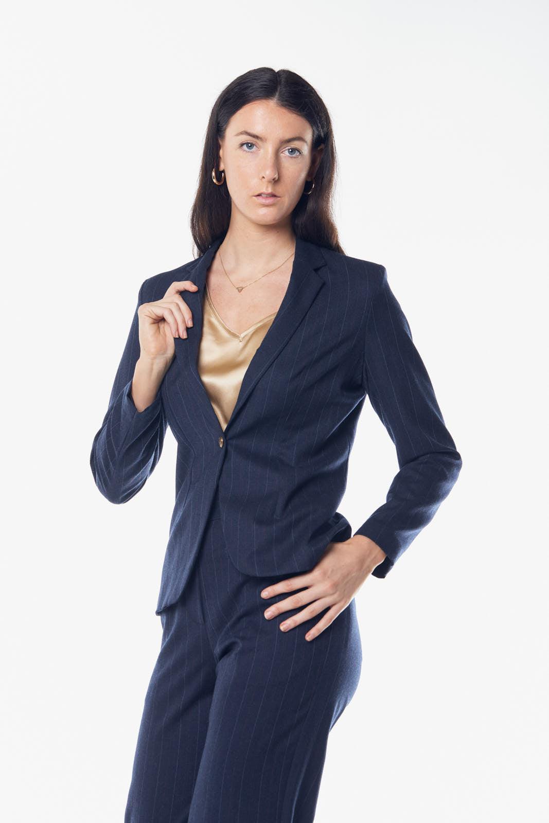 Le Réussi® Fashion- Women's Classic Blazer/Suit in Italian Wool – A Luxurious Masterpiece of Elegance and Craftsmanship.